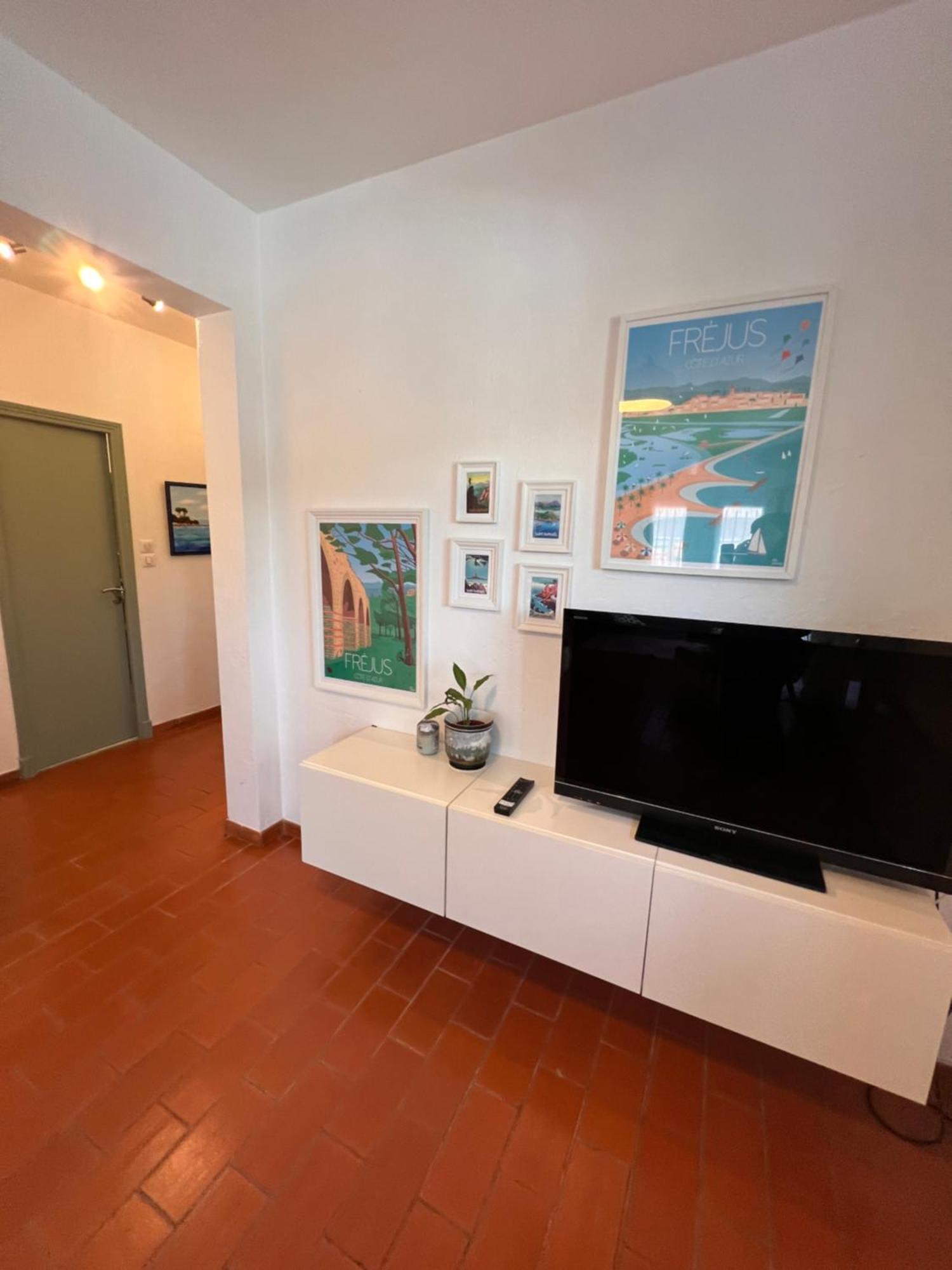 Appartement Simone, Maison, Quartier Calme, Grande Terrasse, Spa, Barbecue, 2 Fréjus