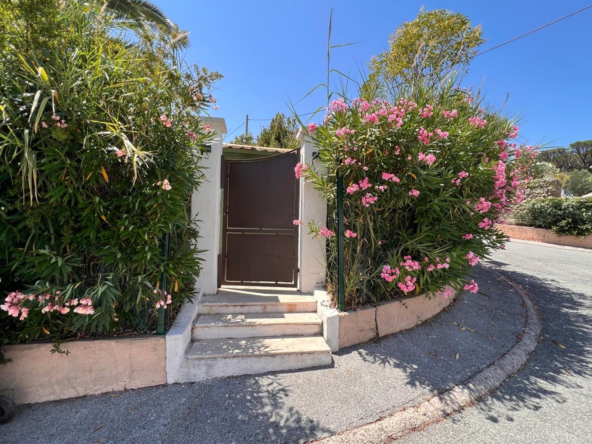 Appartement Simone, Maison, Quartier Calme, Grande Terrasse, Spa, Barbecue, 2 Fréjus